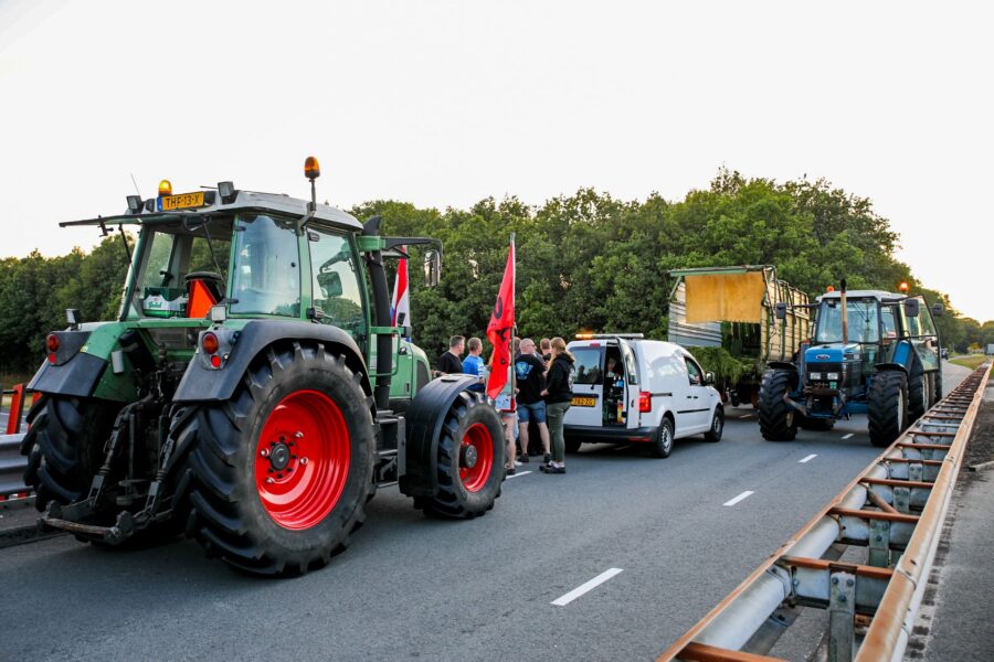 Boeren verzamelen zich om de val van het kabinet te vieren