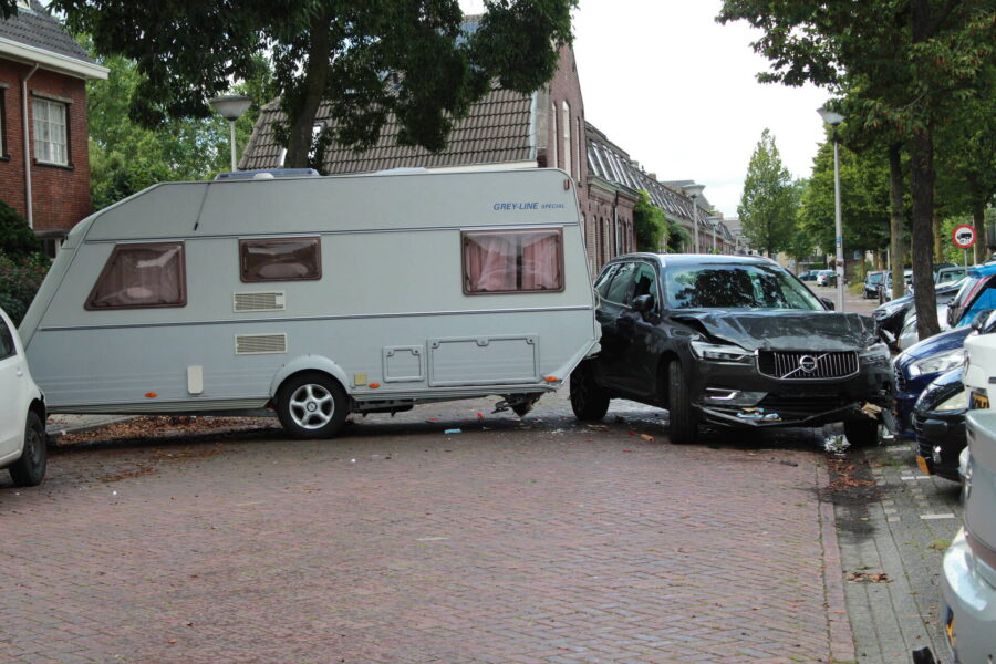 Automobilist in Eindhoven botst tegen caravan