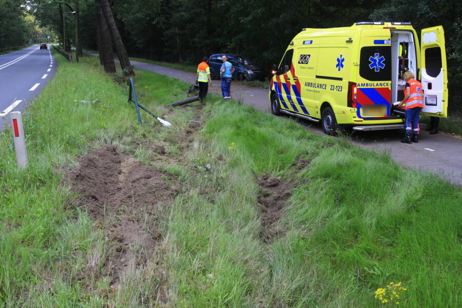 Gewonde en grote schade nadat auto van weg raakt Nuenen