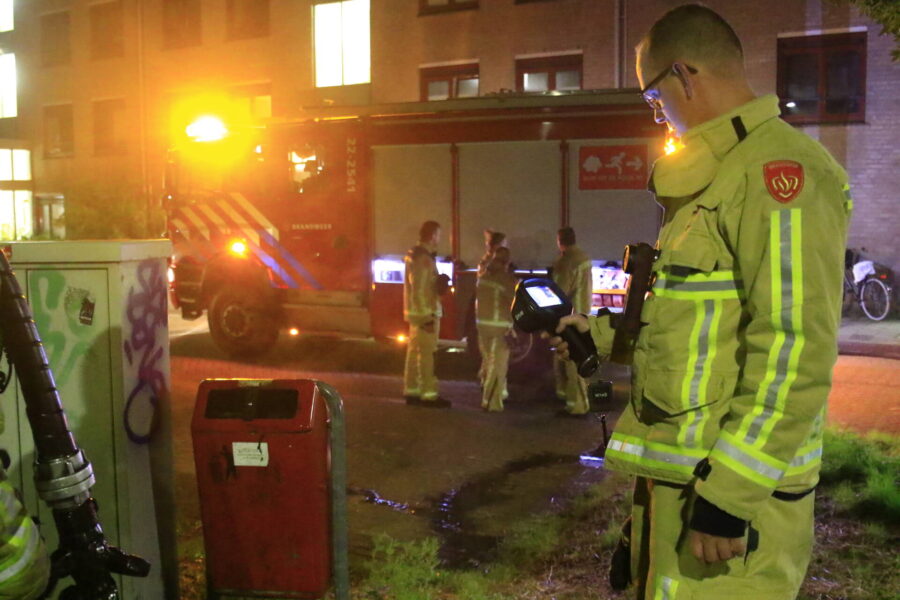 Brandweer blust brandende prullenbak in Geldrop