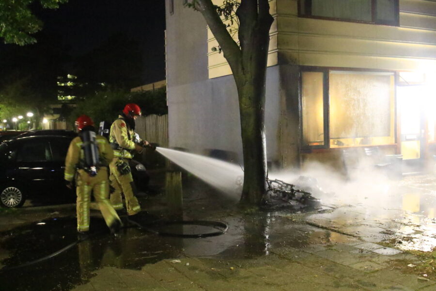 Scooter in brand tegen woning in Geldrop