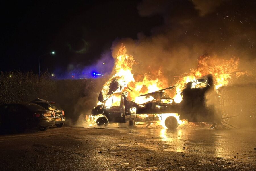 Felle brand verwoest bedrijfswagens in Gemert