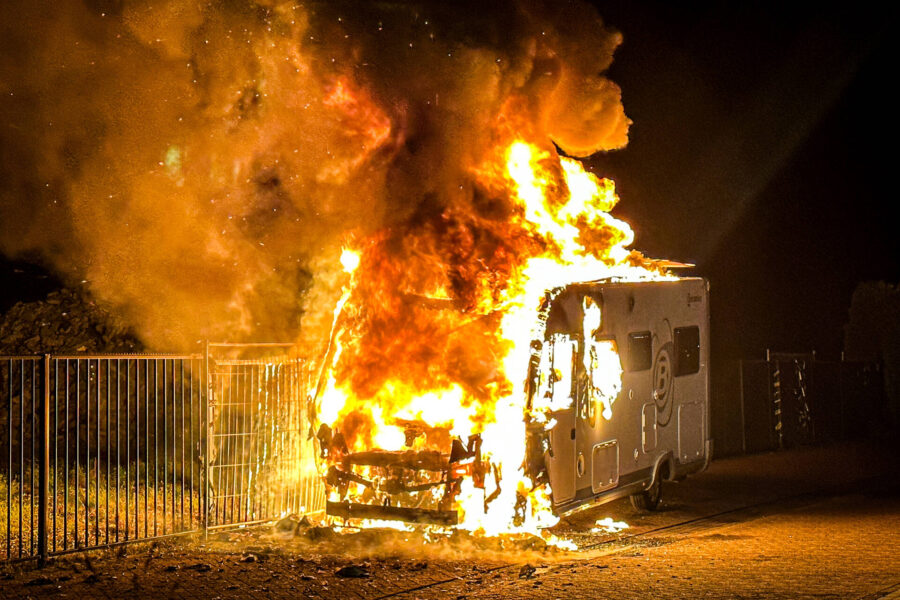 Camper in lichterlaaie op industrieterrein in Gemert
