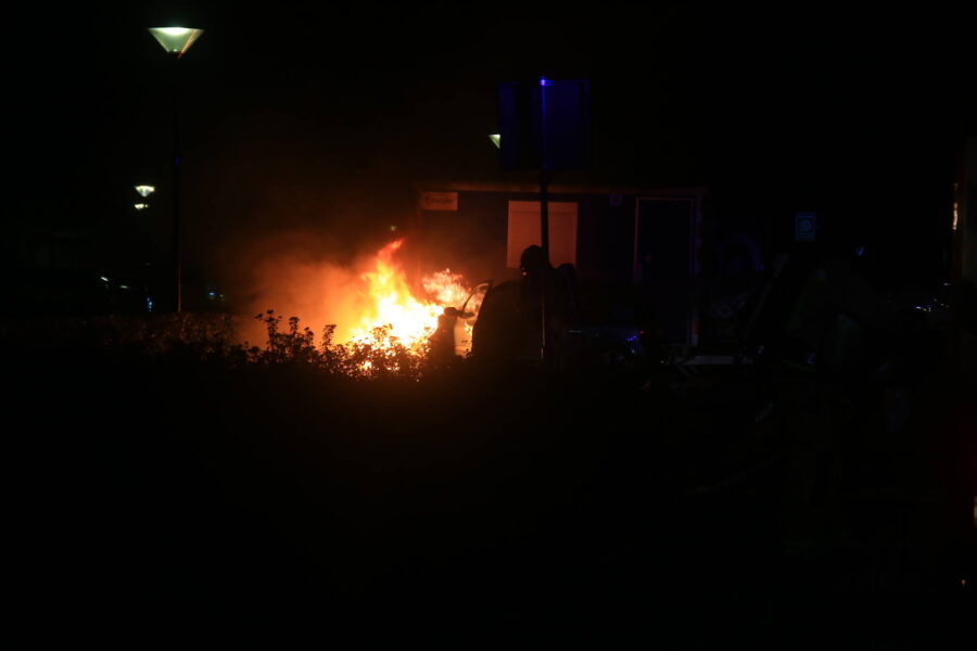 Auto in Geldrop volledig uitgebrand