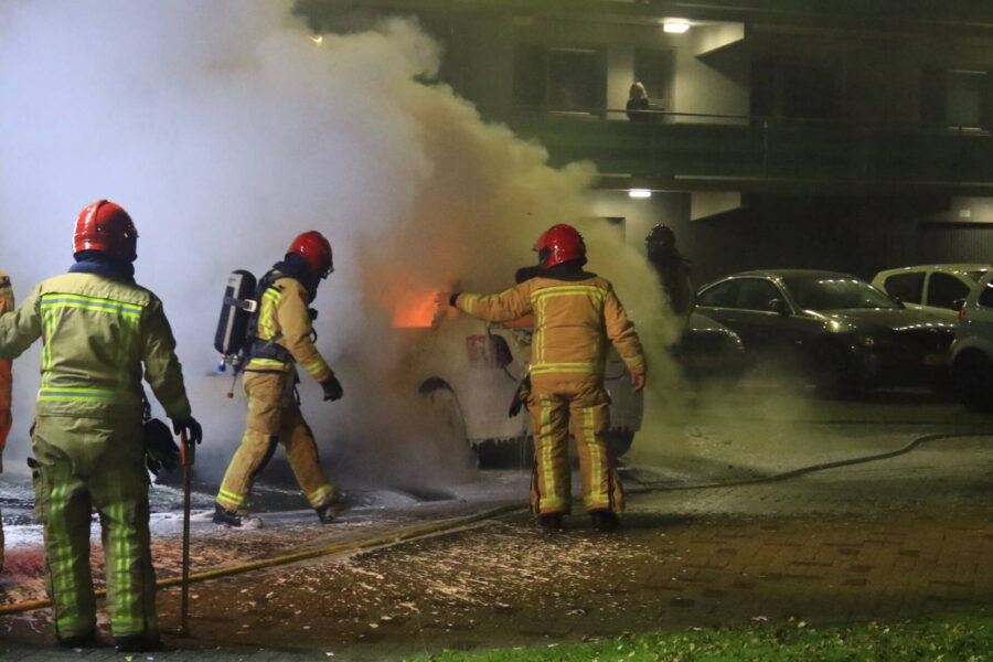 Brandweer stelt onderzoek in naar autobrand Geldrop