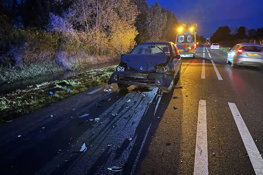 Veel schade bij kop-staartbotsing tussen drie voertuigen op de N272 in Gemert