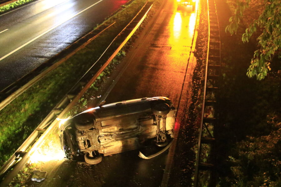 Auto belandt op zijkant op afrit naar benzinestation Geldrop