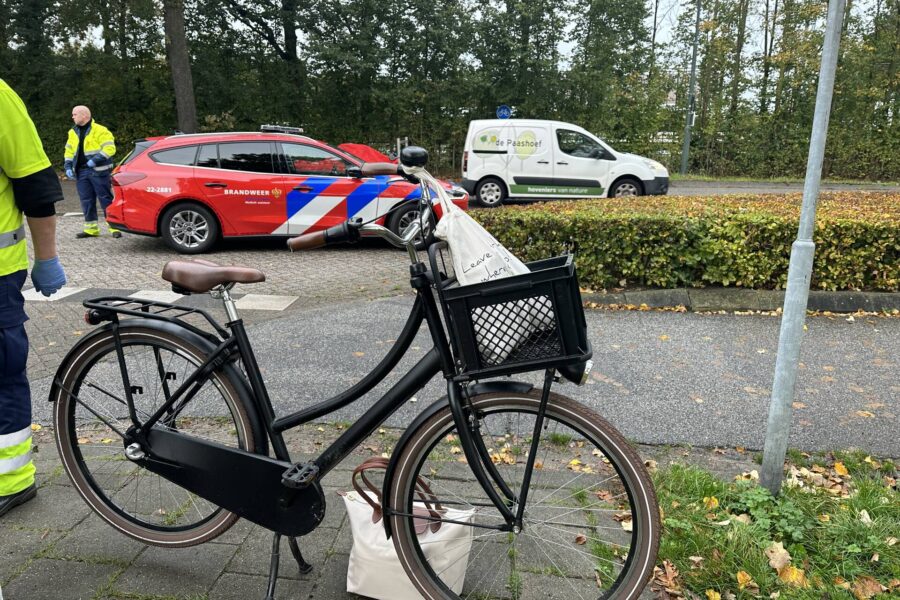Jongedame op fiets aangereden door auto