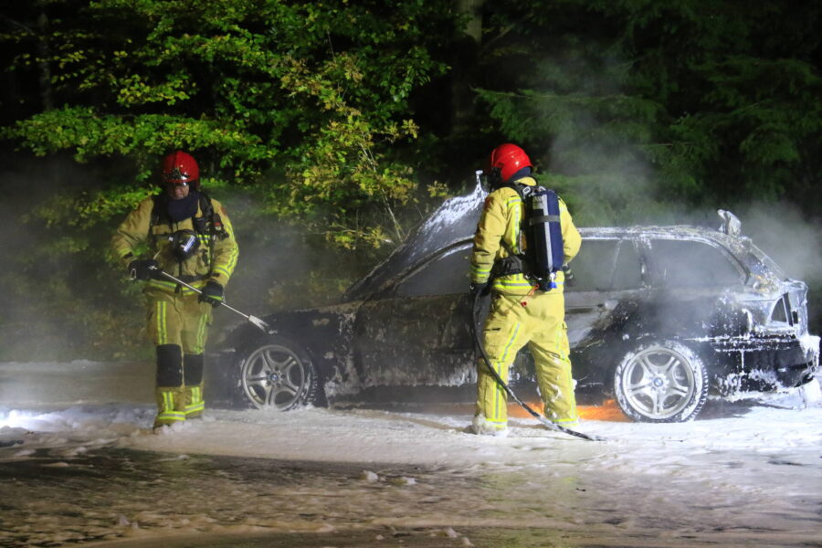 Auto vliegt al rijdend in brand op de Geldropseweg in Eindhoven