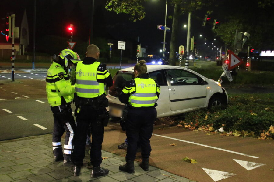 Automobilist in Geldrop knalt tegen verkeerslichten aan