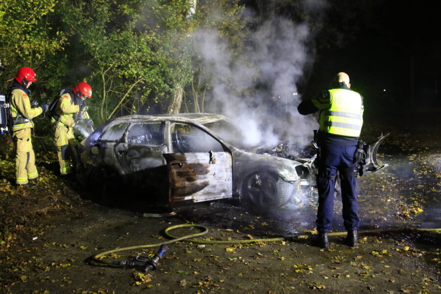 Brandweer blust brandende personenauto in Nuenen, brandstichting niet uitgesloten