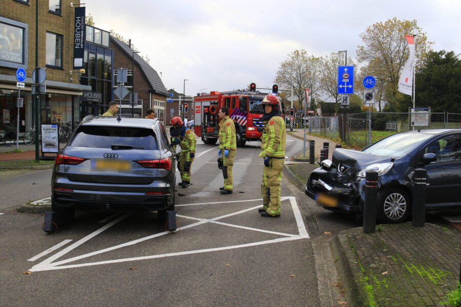 Veel schade bij aanrijding  tussen twee personenauto’s in Geldrop