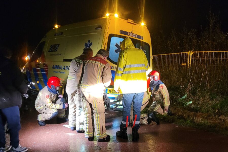 Brandweer in Geldrop trekt ambulance en auto uit modder