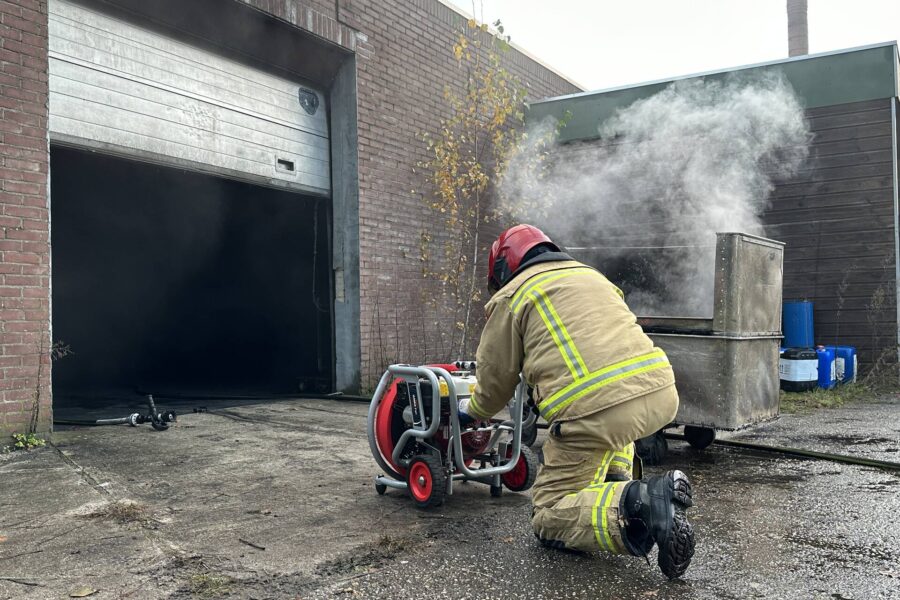 Rookontwikkeling bij brand in oude textielfabriek Gemert