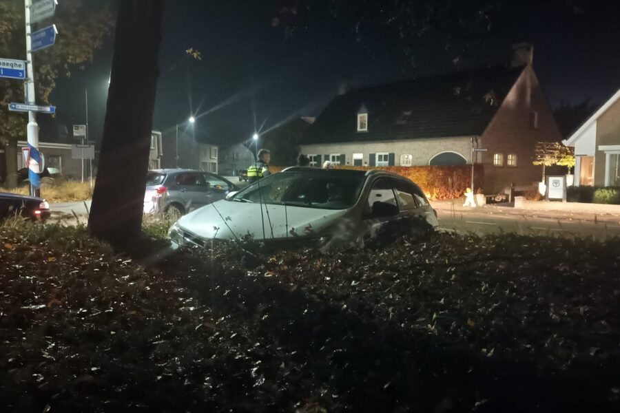 Schade bij botsing tussen twee personenauto’s in Heeze
