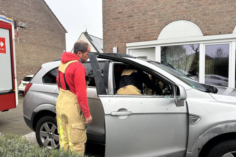 Brandweer Gemert bevrijdt opgesloten baby uit auto