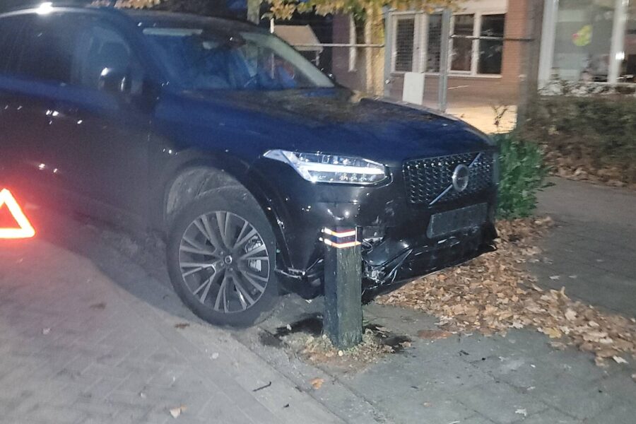 Automobiliste in Geldrop wordt onwel en botst tegen paal