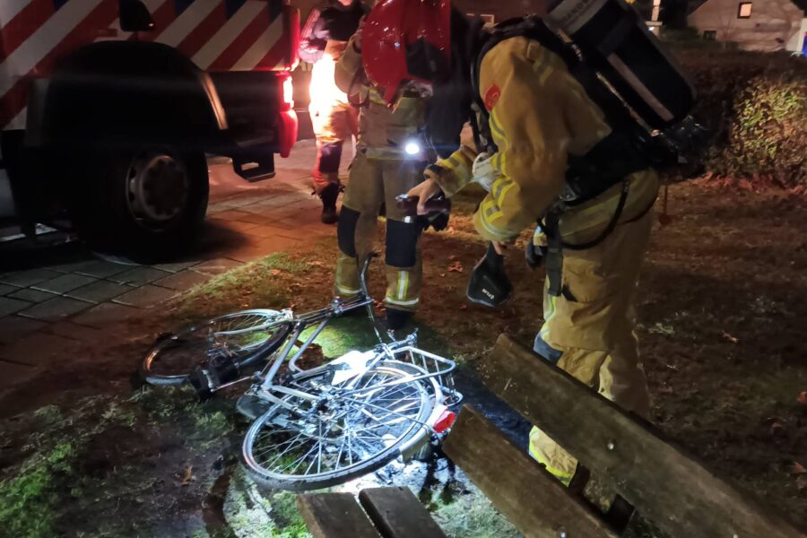 Omstanders in Geldrop blussen brandende fiets