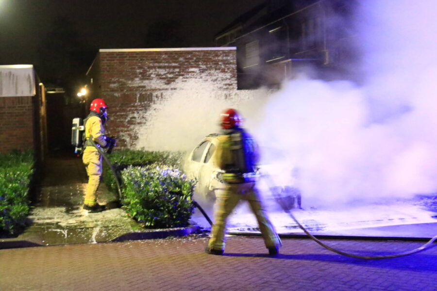 Geparkeerde auto in Geldrop volledig verwoest door brand