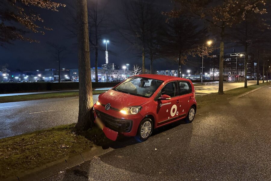 Bejaard echtpaar gewond bij botsing tegen boom in Eindhoven