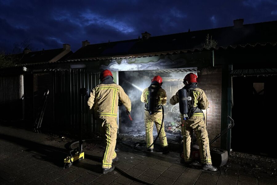 Felle brand in garage Gemert, vuurwerk mogelijk de oorzaak