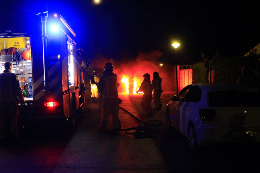 Koelkast in brand gestoken in Geldrop, brandweer blust het vuur