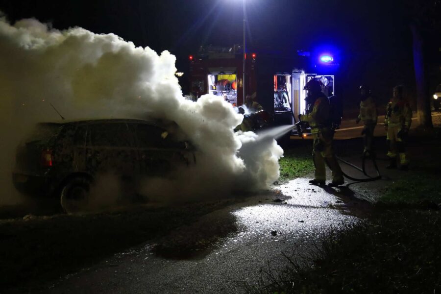 Auto in Geldrop vliegt tijdens het rijden plotseling in brand