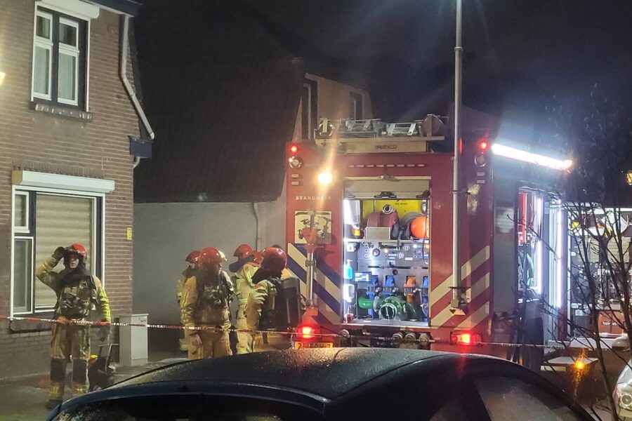Flinke rookontwikkeling bij woningbrand in Geldrop, brandweer redt hond