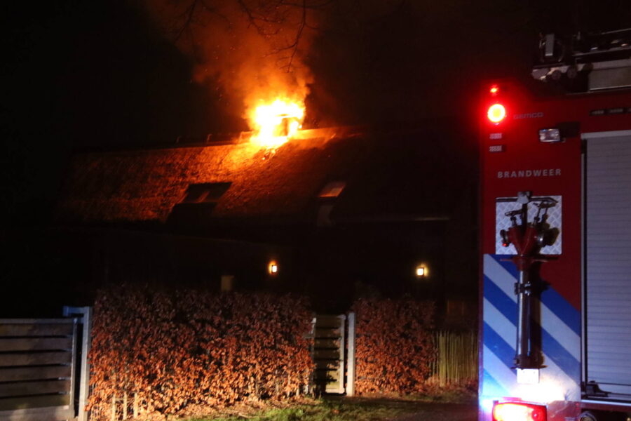 Felle uitslaande brand in woning met rieten dak in Geldrop