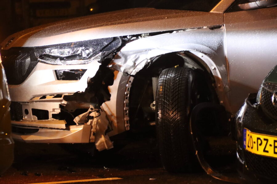Twee auto’s beschadigd na aanrijding op kruising in Eindhoven