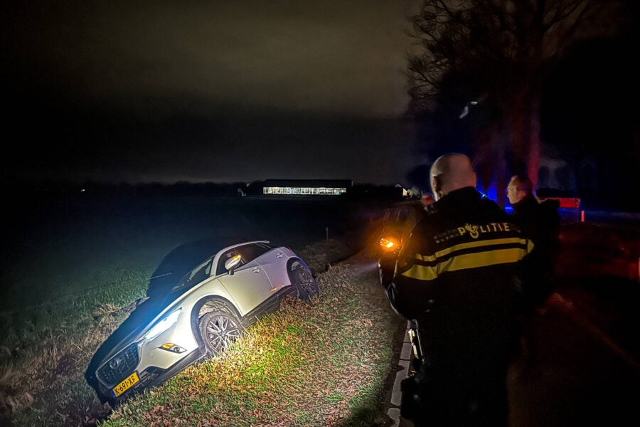 Automobilist raakt van de weg en belandt in greppel