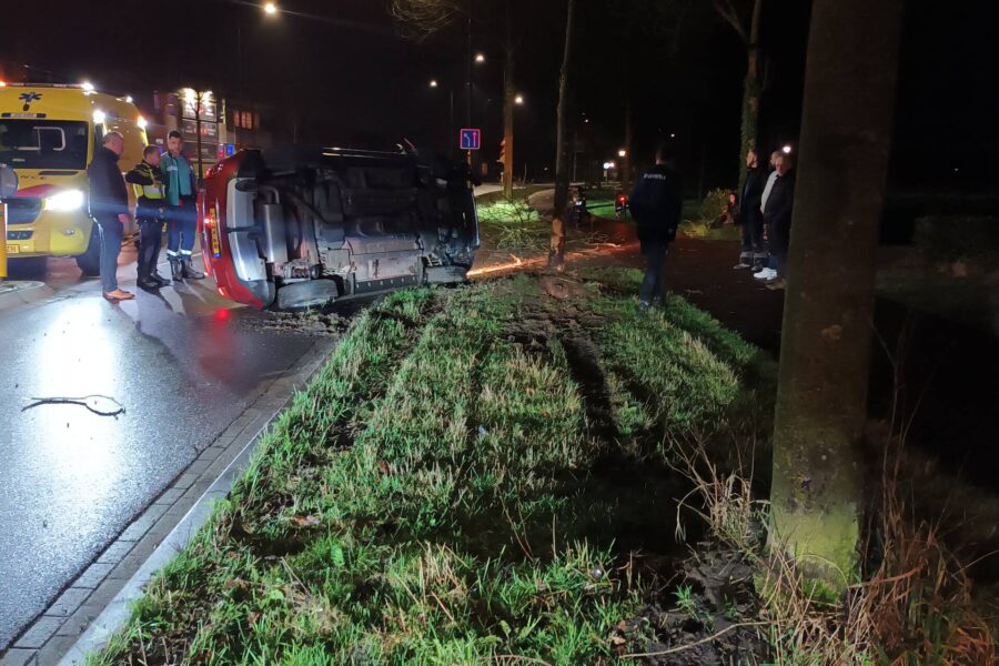 Automobilist in Geldrop vlucht na botsing tegen boom