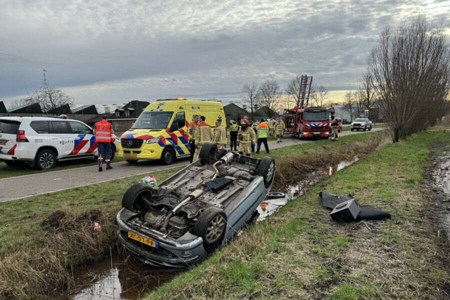 Automobilist verliest macht over stuur en belandt op de kop in sloot Gemert
