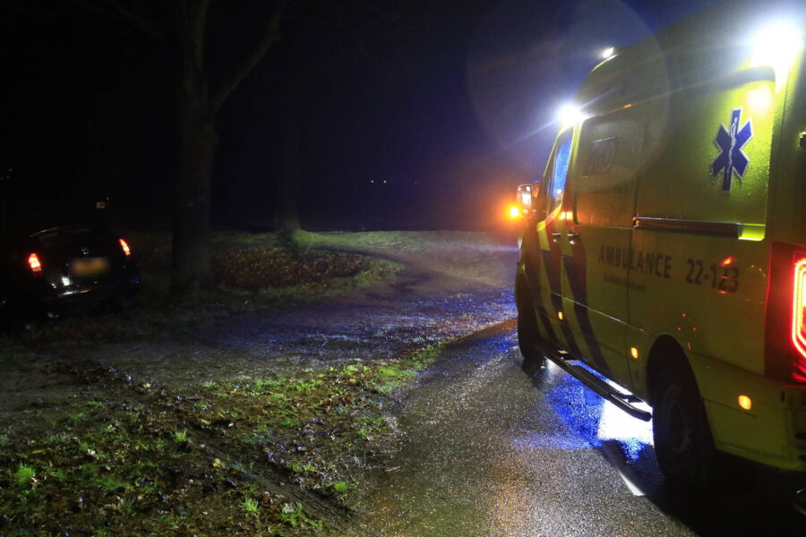 Automobilist verliest macht over stuur en belandt in sloot Nuenen