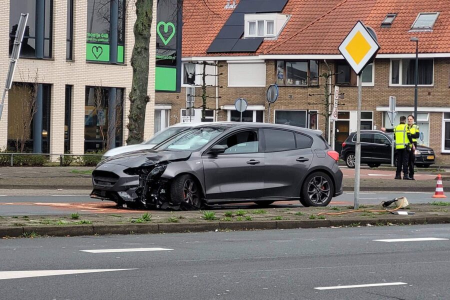 Automobilist ramt verkeerslicht op de Piuslaan in Eindhoven