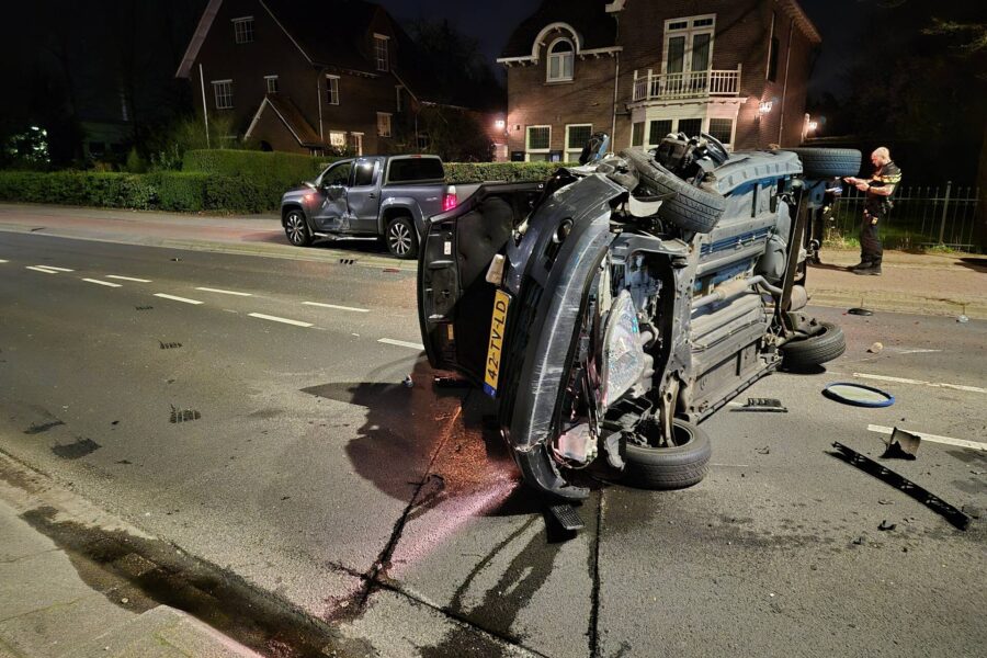 Auto op z’n kant na aanrijding met pick-up truck, beschonken bestuurder aangehouden