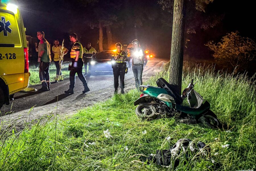 Jongeman zwaargewond na botsing tegen boom met scooter in De Mortel