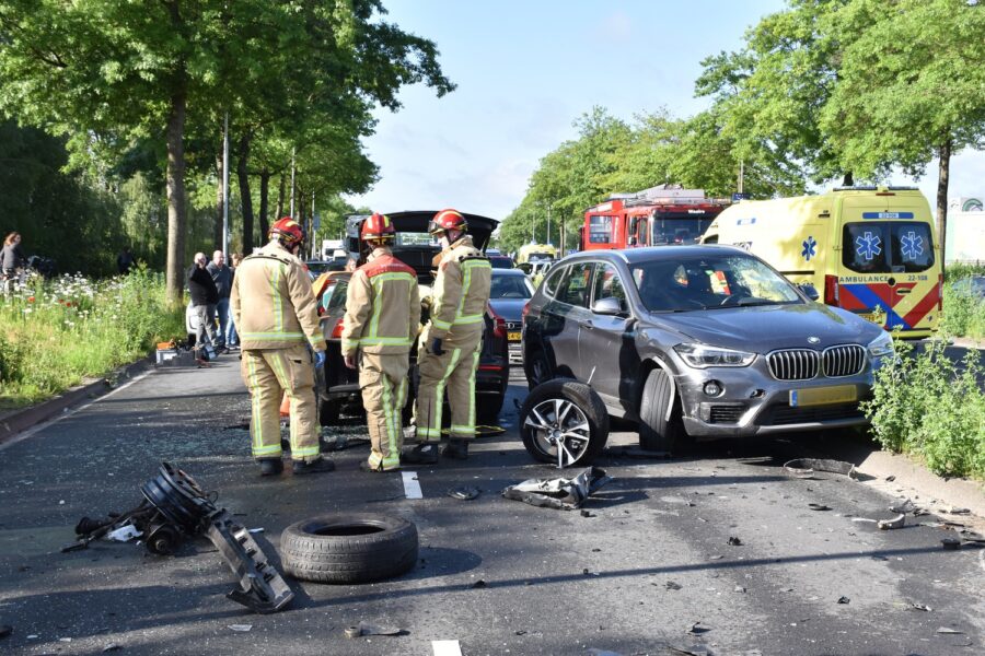 Spookrijder veroorzaakt enorme botsing in Veldhoven; autobanden en glasscherven op de Kempenbaan