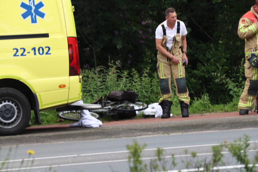 Vrouw belandt met fiets in sloot, duikteam opgeroepen