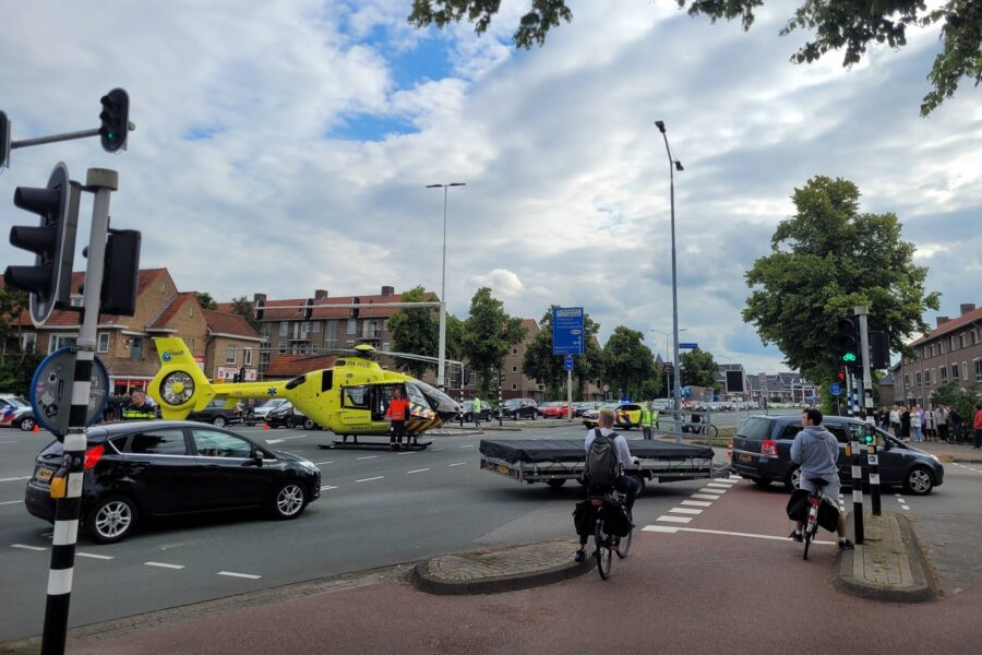 Auto schept voetganger, traumahelikopter landt midden op kruising