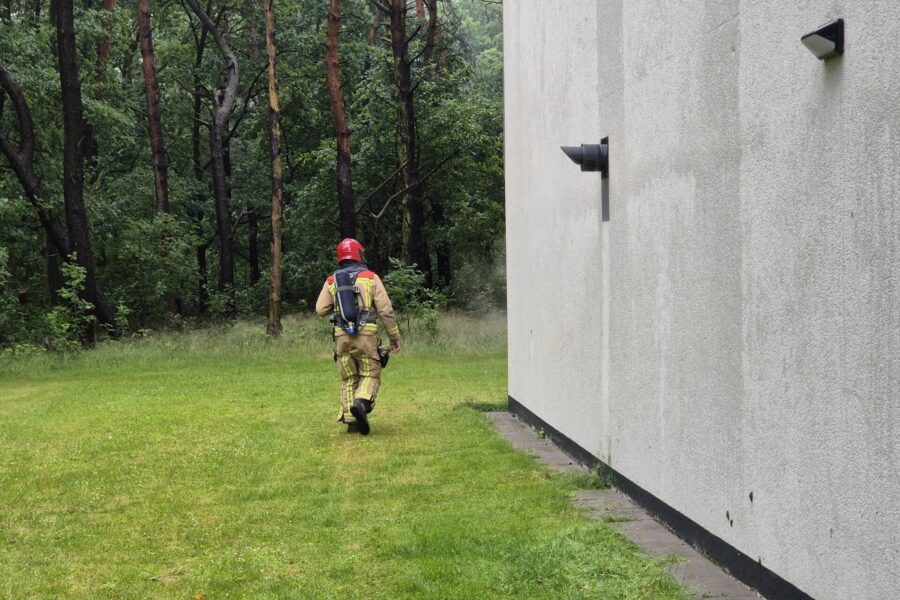 Brandweer aanwezig voor mogelijke brand flatgebouw