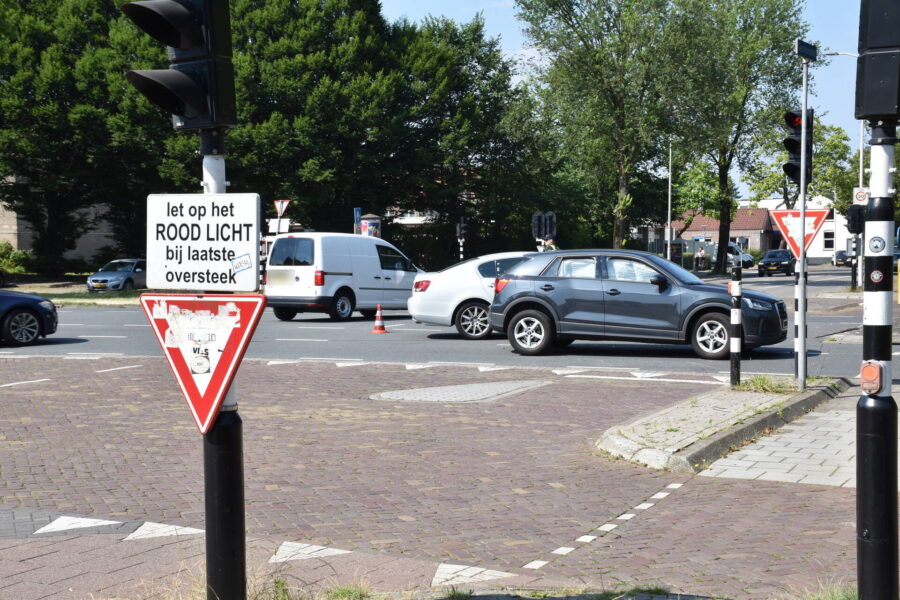 Twee auto’s met elkaar in botsing op kruising in Eindhoven