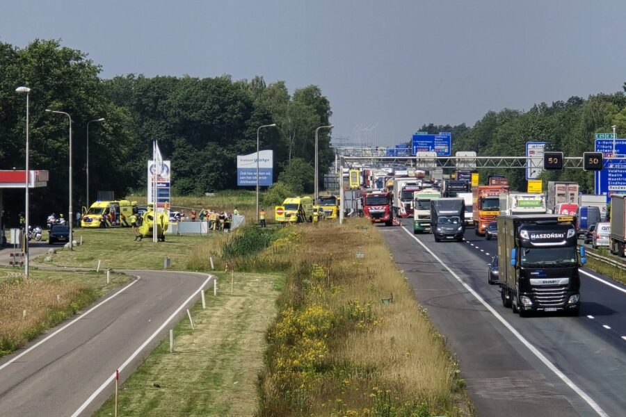 Hulpdiensten groots ingezet voor ongeval op de A67, motorrijder overleden