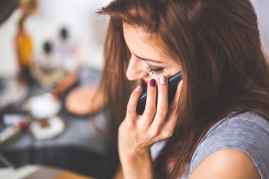 Vrouw aan de telefoon