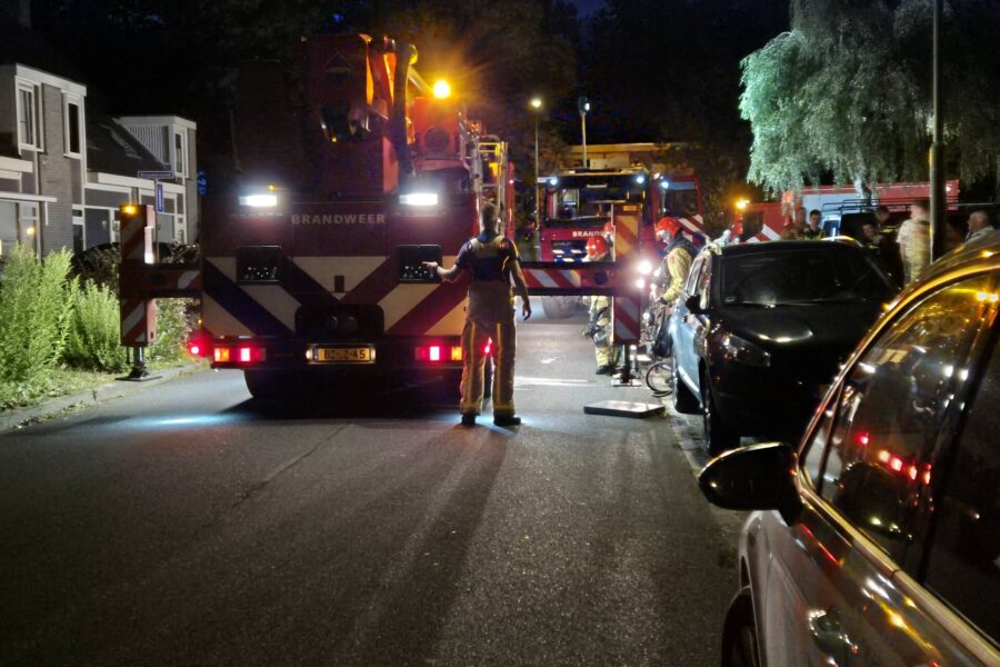 Brandweer blust dakbrand door vuurwerk