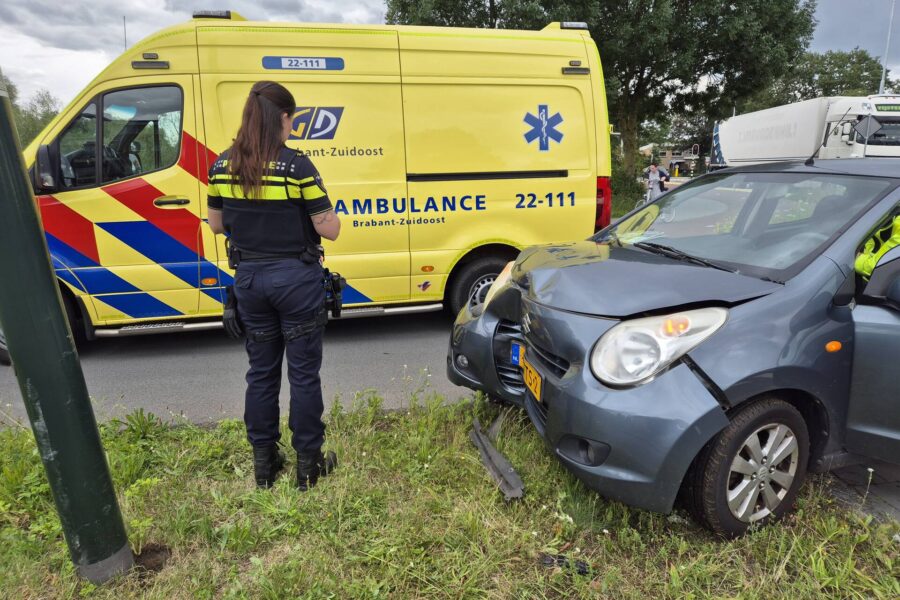 Auto botst tegen lantaarnpaal: twee gewonden
