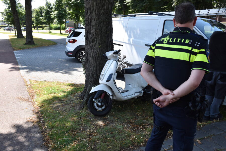 Scooter en bestelbus met elkaar in botsing