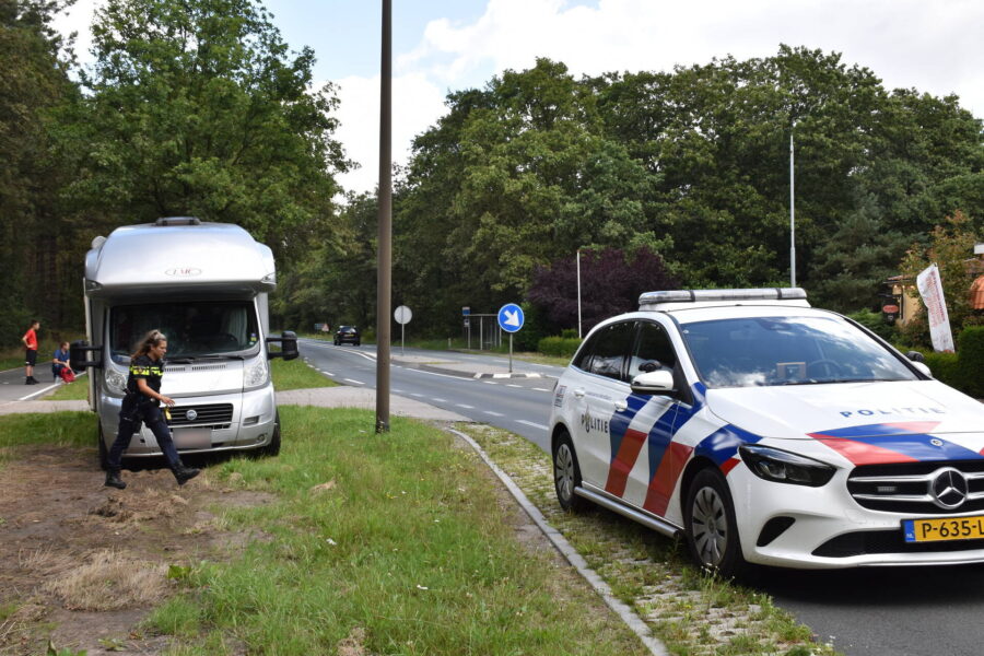 Kind geschept door camper op oversteekplaats