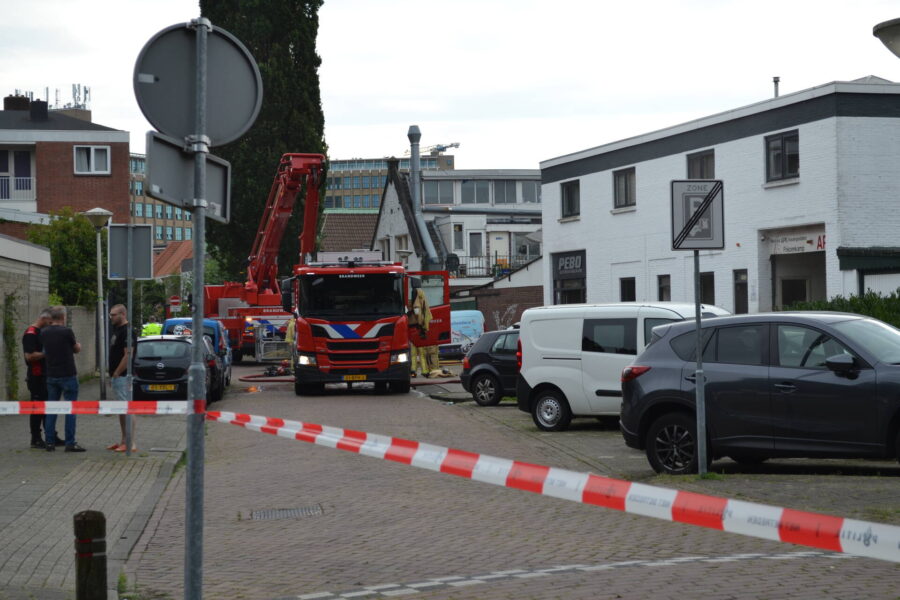 Flinke brand bij autobedrijf in Eindhoven