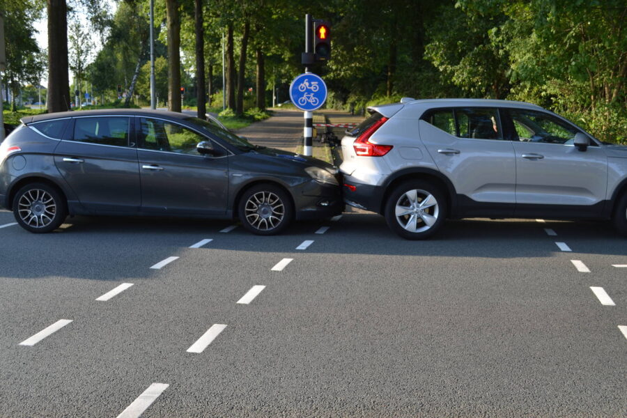 Aanrijding op Meerveldhovenseweg in Eindhoven, één gewonde
